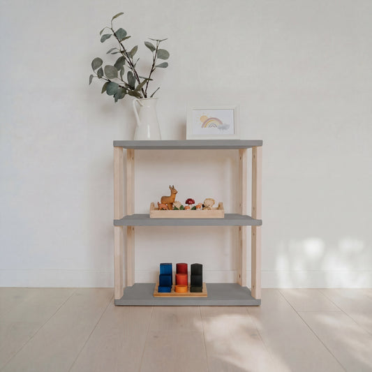 One Little Pine modulinė Montessori lentyna „Straight Mini“, 3 lentynos – šviesiai pilka, skaidriai alyvuota