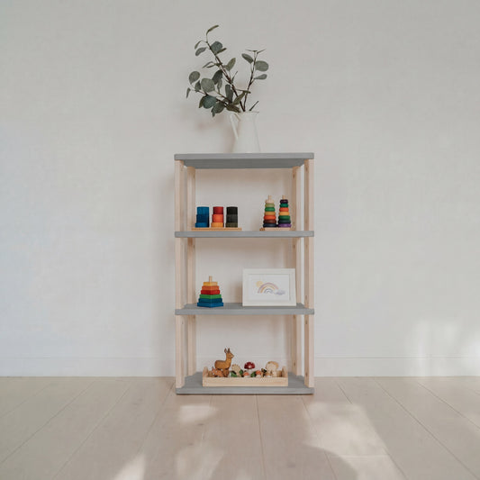 One Little Pine modulinė Montessori lentyna „Straight Mini“, 4 lentynos – šviesiai pilka, skaidriai alyvuota